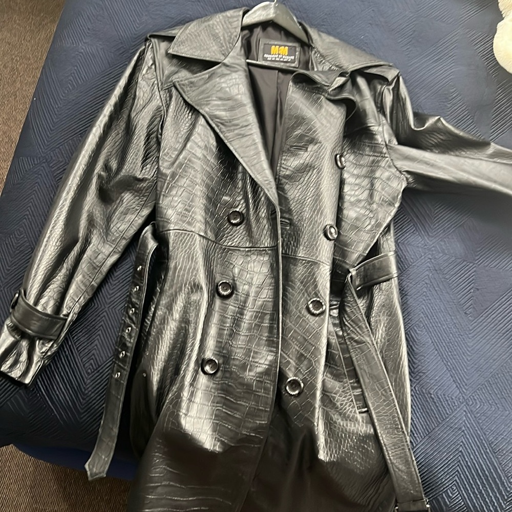 Thigh length leather trenchcoat with belt. Crocodile embossed.